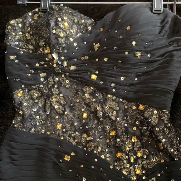 Black and gold gown - Picture 4 of 4
